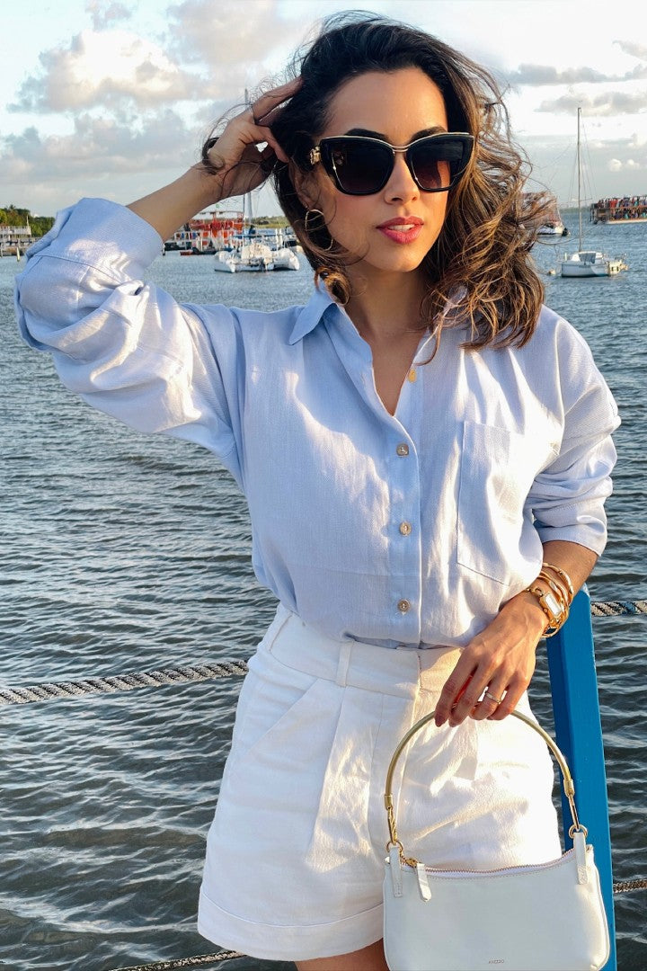 Karyna veste camisa oversized feminina azul e bermuda de alfaiataria em linho off white em Joao Pessoa - PB.