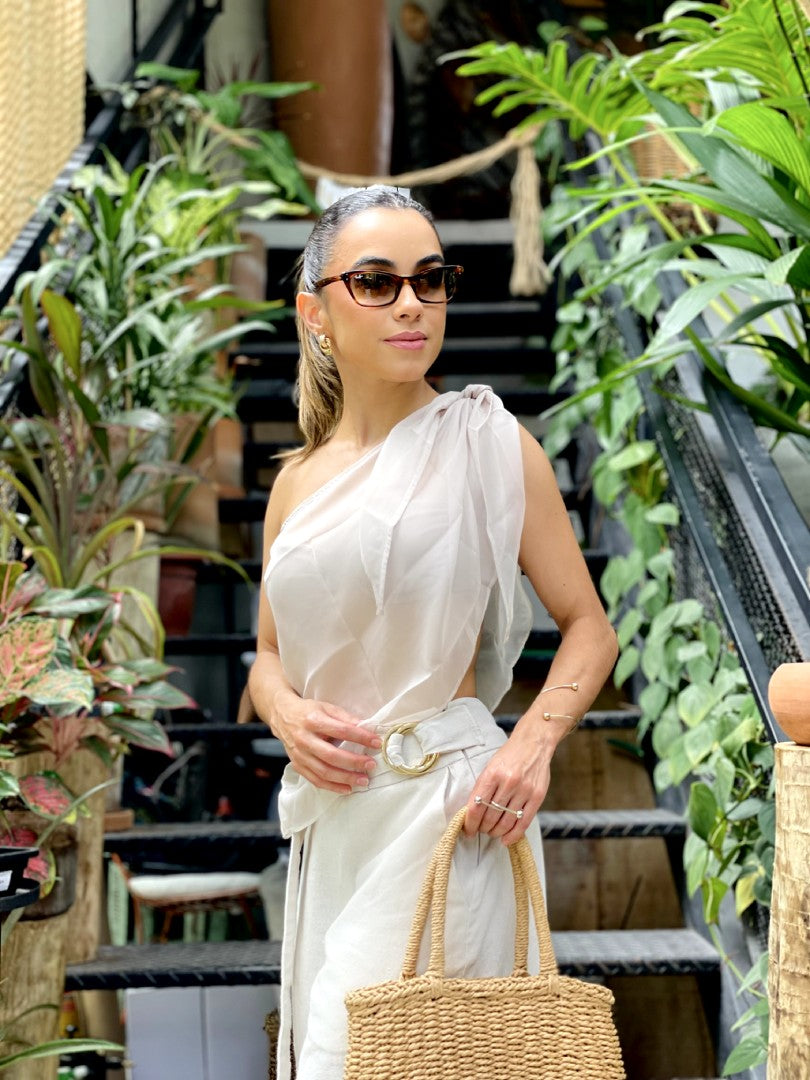 Mulher veste calça alfaiataria de linho e blusa transparente