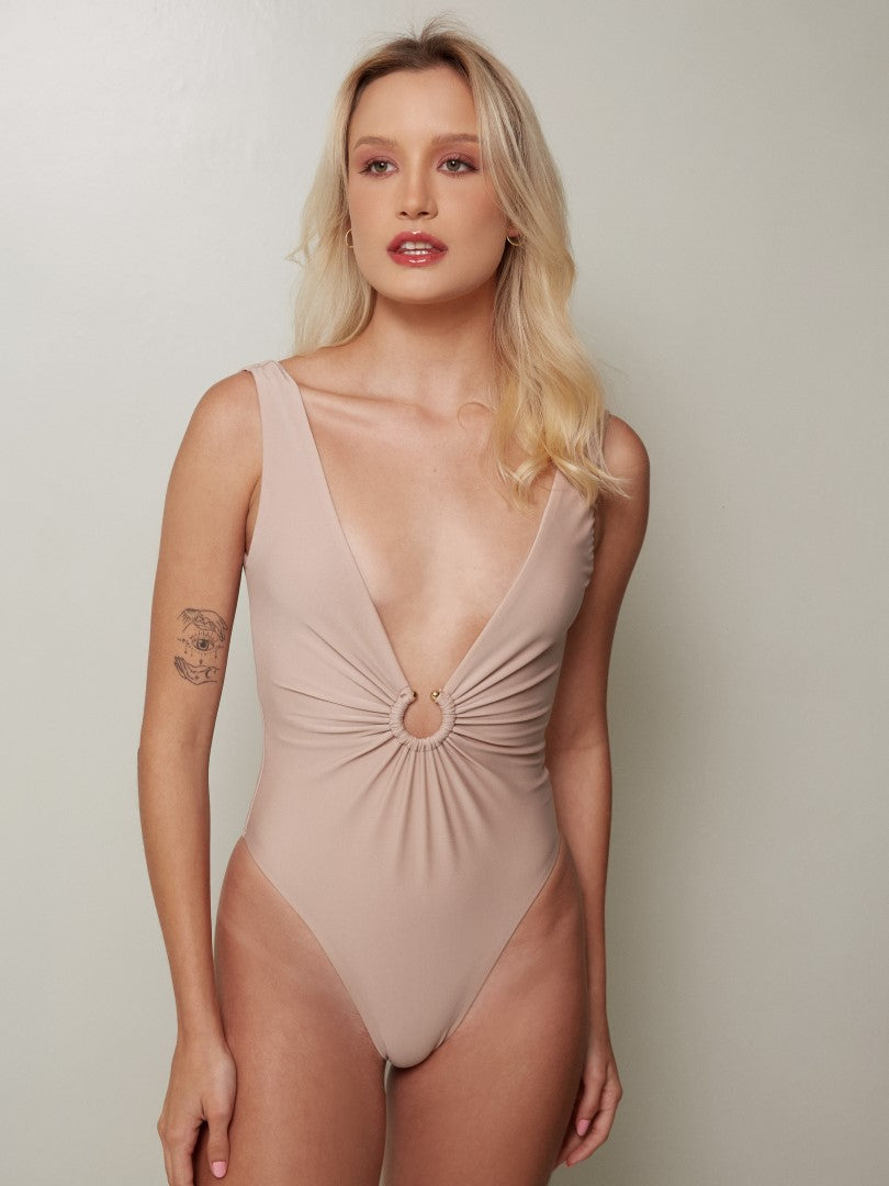 Modelo veste maio feminino decotado nude.