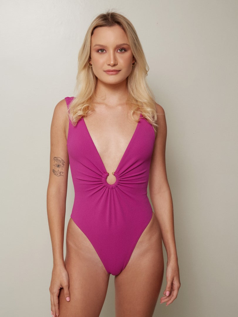 Modelo veste maiô feminino decotado rosa.