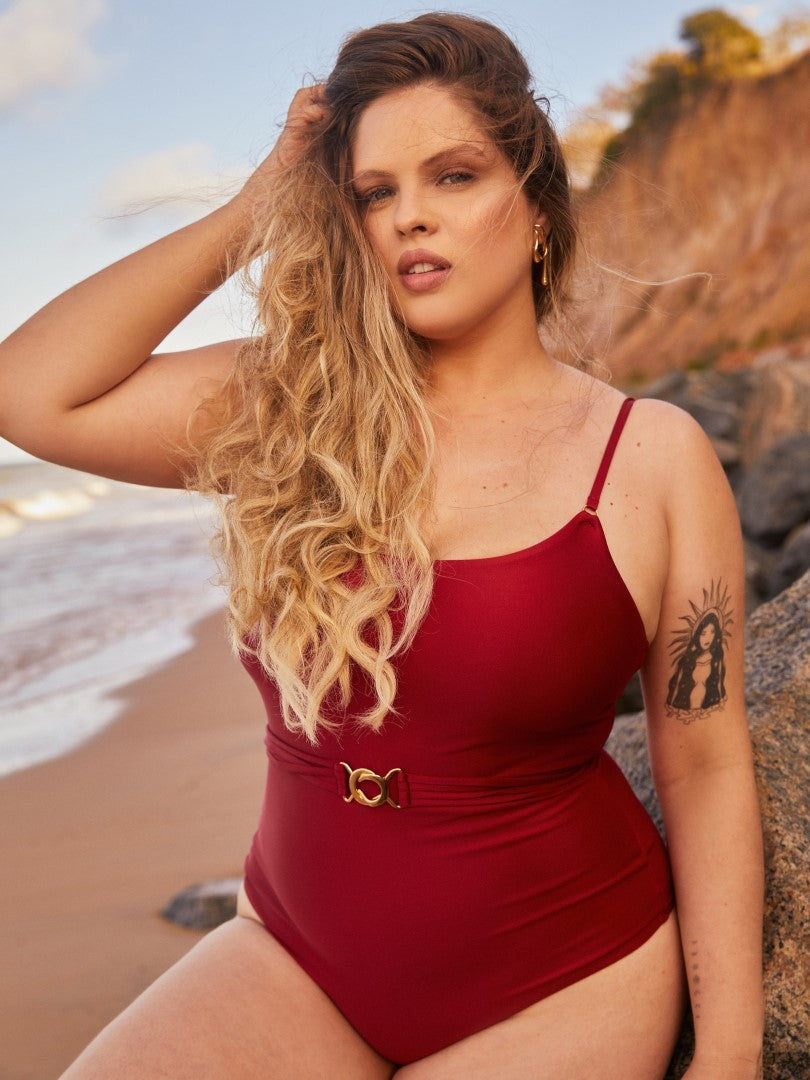 Modelo na praia do seixas em João Pessoa, vestindo maiô vermelho bordeaux com cinto removível.