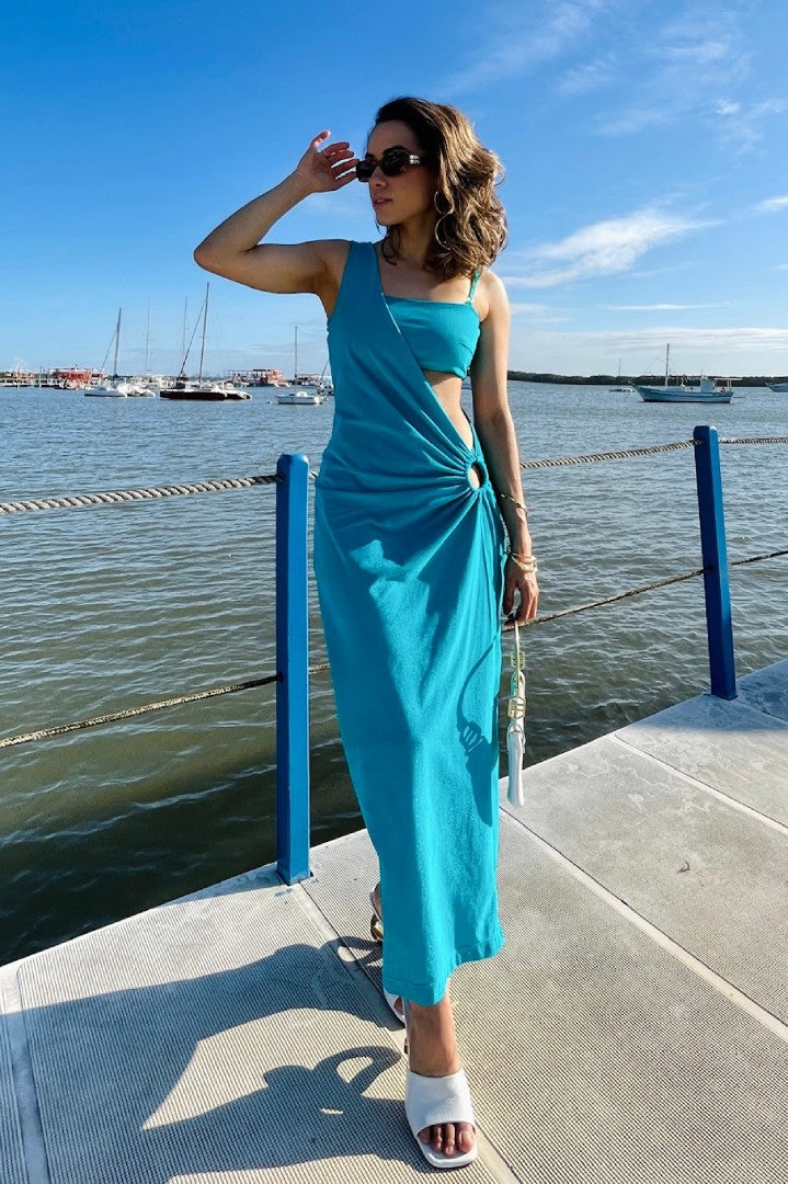 Mulher usando saída de praia tipo vestido na cor Azul Beach em marina de Joao Pessoa - PB