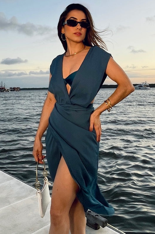 Mulher em Marina de Joao Pessoa vestindo uma saida de praia tipo vestido midi decotado na cor azul petroleo