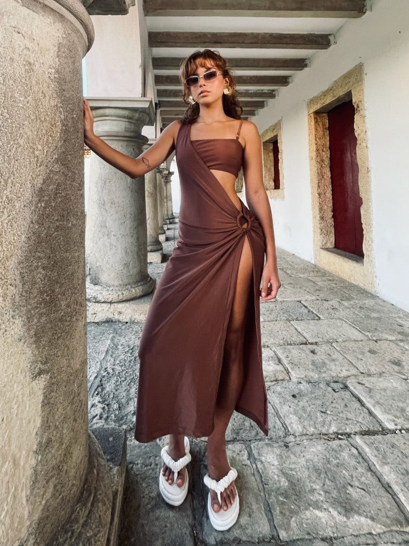 Modelo com look elegante com uma saída de praia vestido marrom midi.