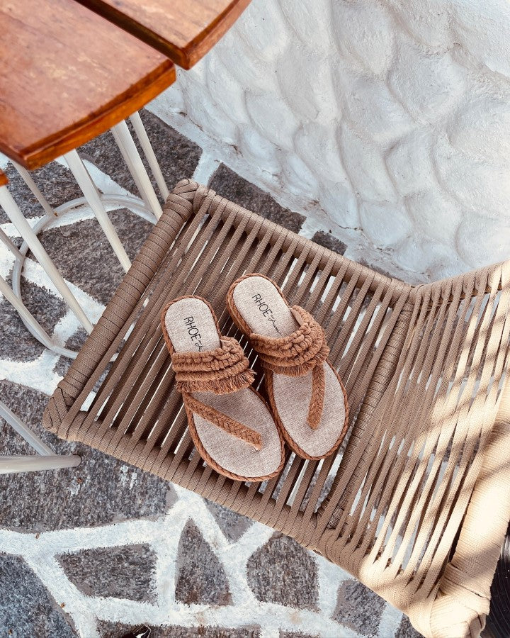 Vista de cima de um par de Sandalia Feminina Flatform Marrom