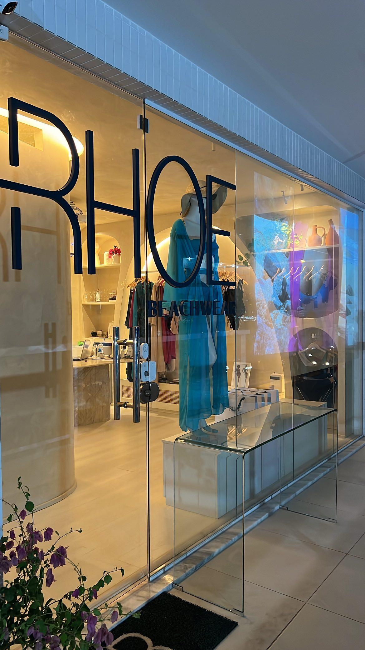 Vitrine da RHOE Beachwear, loja de moda praia elegante situada no bairro de Manaíra em João Pessoa.