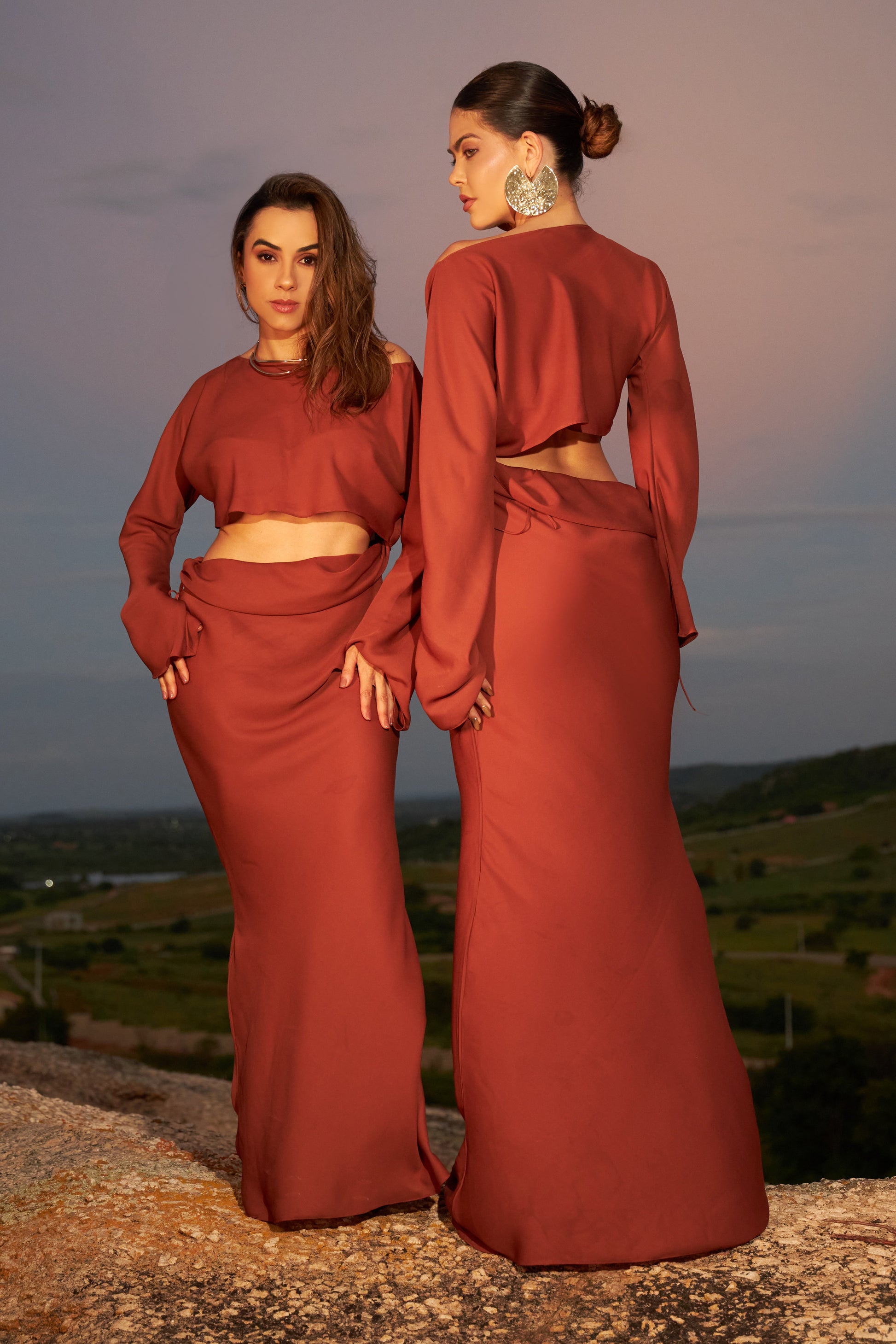 Modelos na Pedra da Boca em Araruna-PB vestindo saia longa e blusa cropped feminina