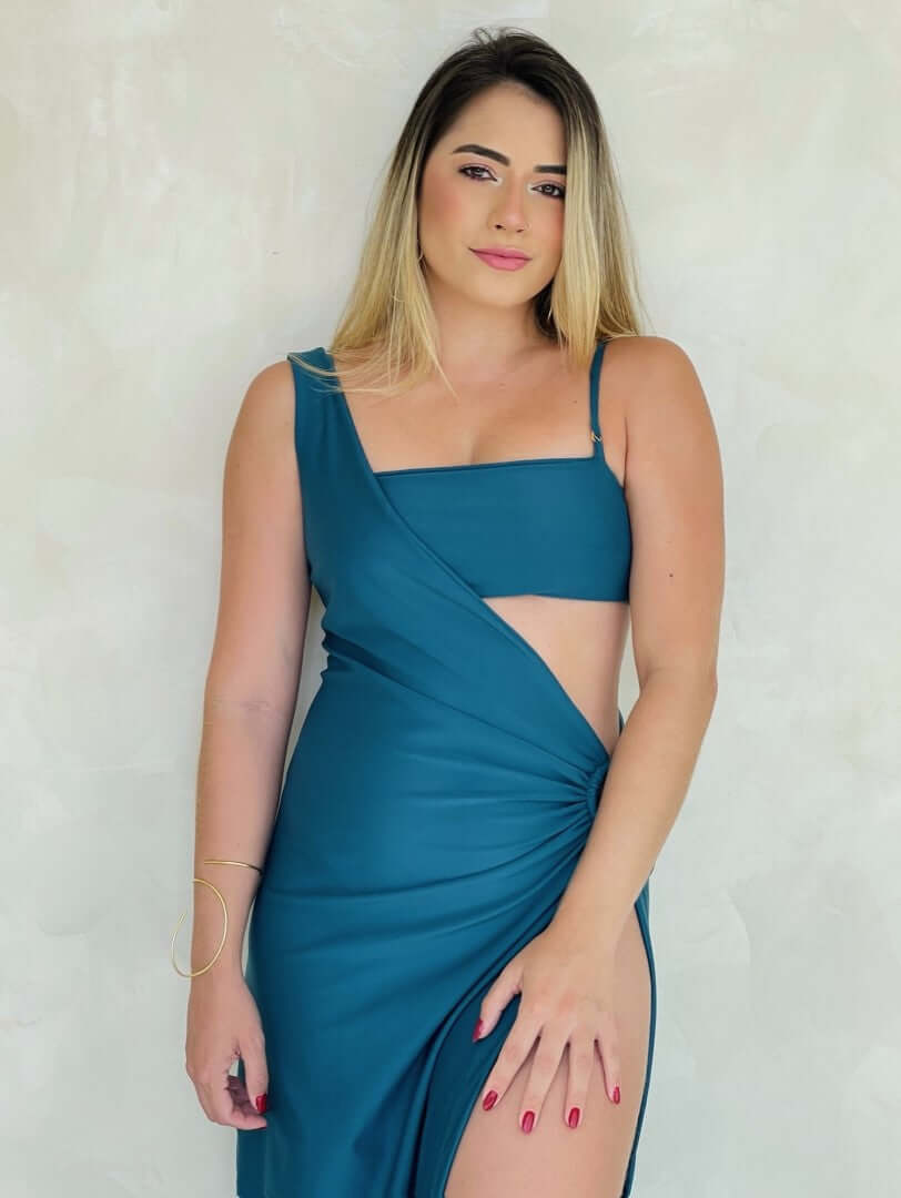 Modelo loira vestindo uma saída de praia elegante do tipo vestido verde petróleo midi